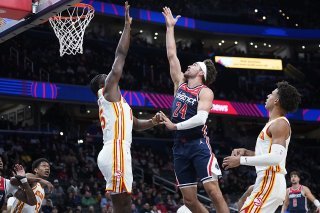Clint Capela (à gauche) au contre face à Corey Kispert. KEYSTONE/AP/Manuel Balce Ceneta